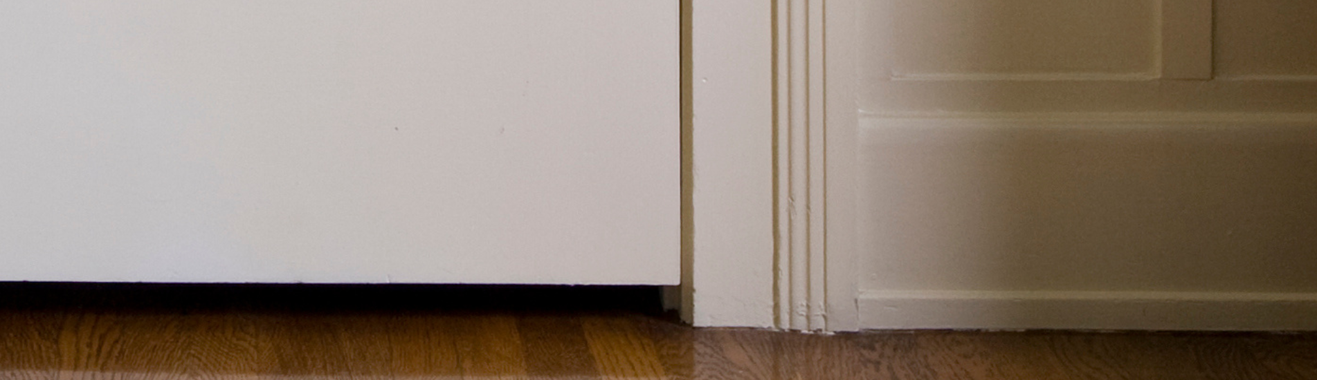 how-to-fit-drop-down-seal-hero gap under a fire door
