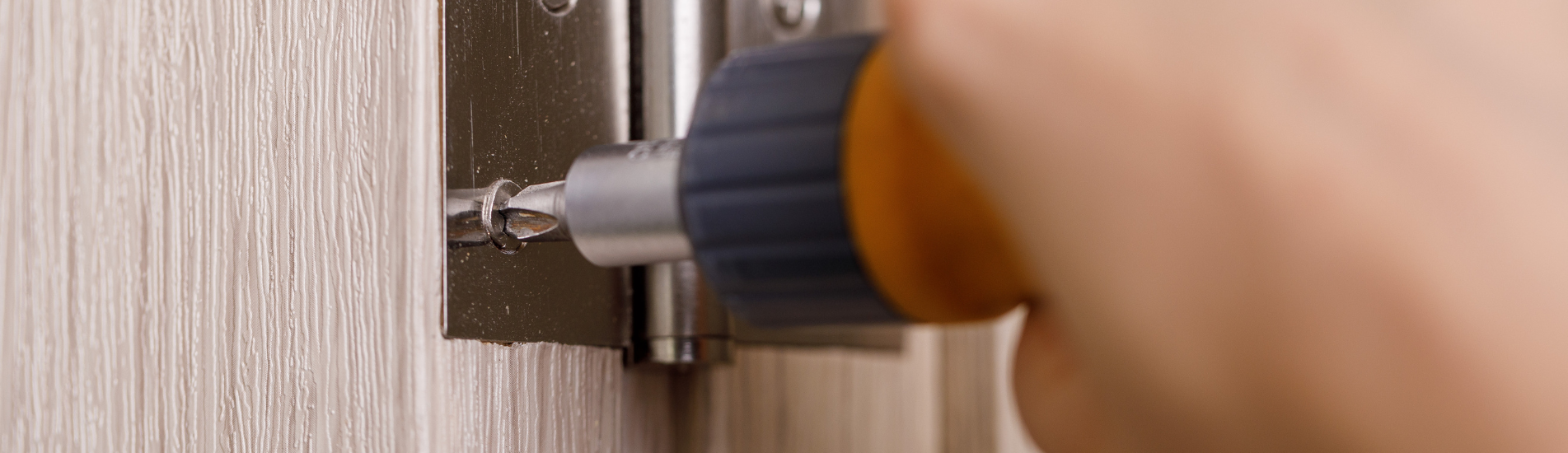 Screwing a hinge to door