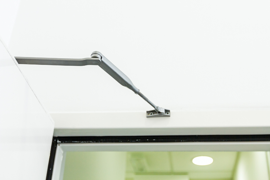 доводчики на двері